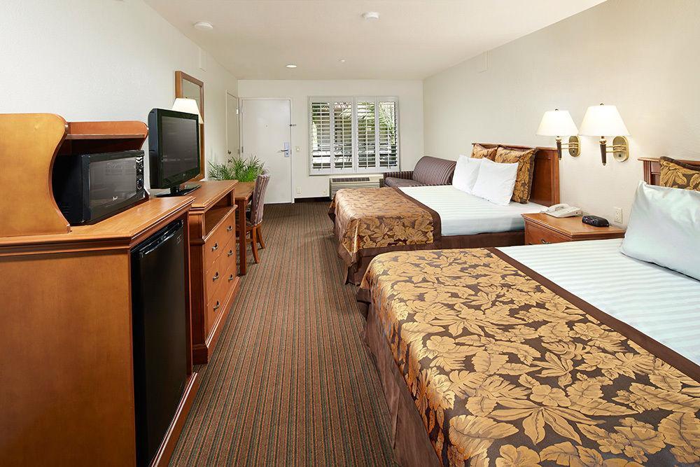 Anaheim Desert Inn & Suites Экстерьер фото